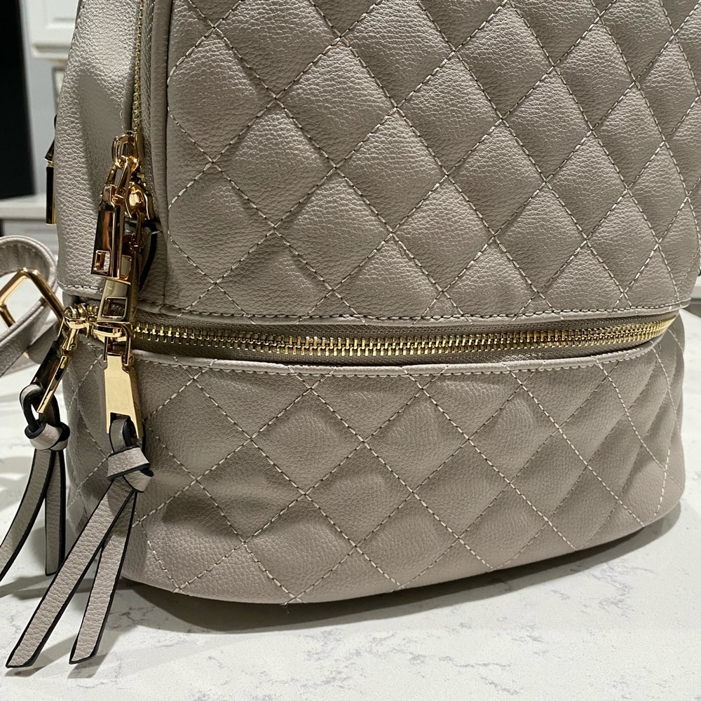 Beautiful Backpack - Picture 3 of 9